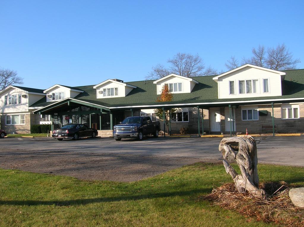Camp Inn Lodge Oscoda Exterior foto